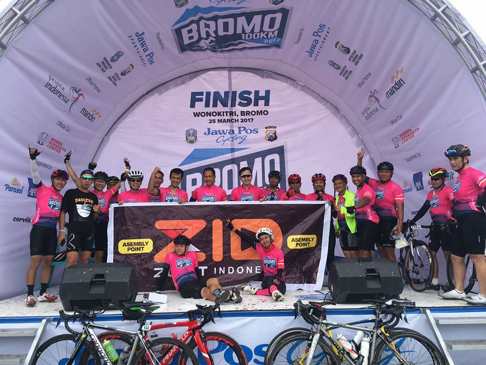 Anggota komunitas Zwift Indonesia berfoto bersama saat Jawa Pos Cycling Bromo 100 KM 2017